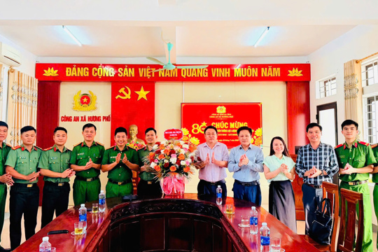Lãnh đạo xã Hương Phố chúc mừng Công an xã nhân kỷ niệm 80 năm Ngày truyền thống lực lượng An ninh nhân dân