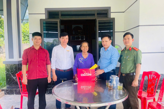 Đồng chí Phan Văn Long - Phó Bí thư Thường trực Đảng ủy xã dâng hương tưởng niệm các Bà mẹ Việt Nam Anh hùng, thăm và tặng quà người có công