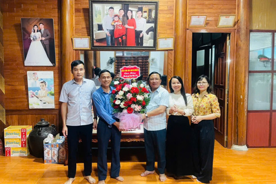 Hương Phố thăm, tặng quà doanh nghiệp nhân Ngày Doanh nhân Việt Nam