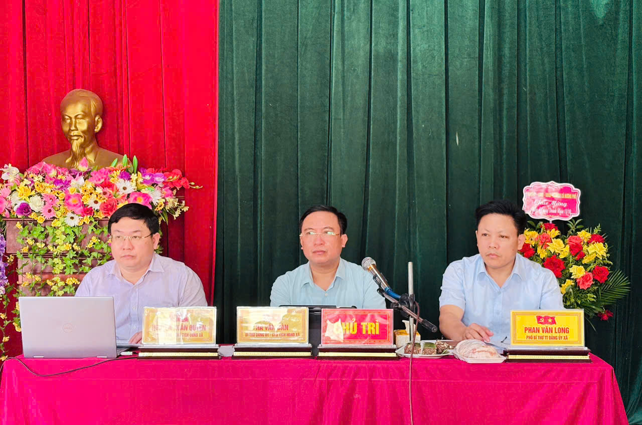 Ban Thường vụ Đảng ủy xã Hương Phố làm việc với cán bộ cốt cán, đảng viên thôn Cường Thịnh