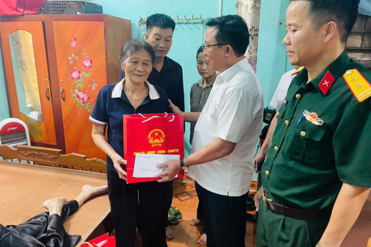 Lãnh đạo xã Hương Phố thăm hỏi, tặng quà các gia đình chính sách nhân kỷ niệm 79 năm Ngày Thương binh - Liệt sĩ