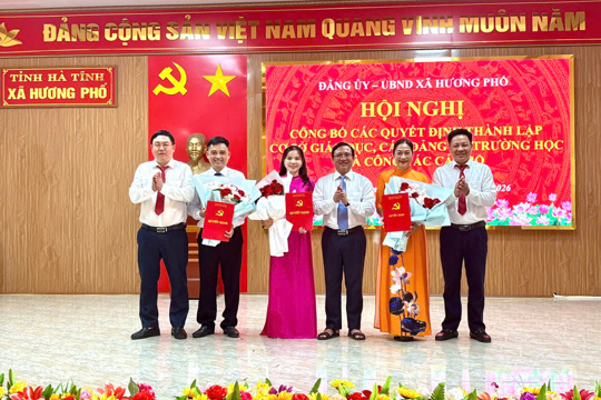 Hương Phố công bố các quyết định thành lập cơ sở giáo dục, Đảng bộ trường học và công tác cán bộ