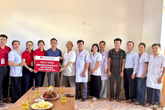 Agribank Chi nhánh Hương Khê Hà Tĩnh II trao tặng trang thiết bị tin học cho Trạm Y tế xã Hương Phố