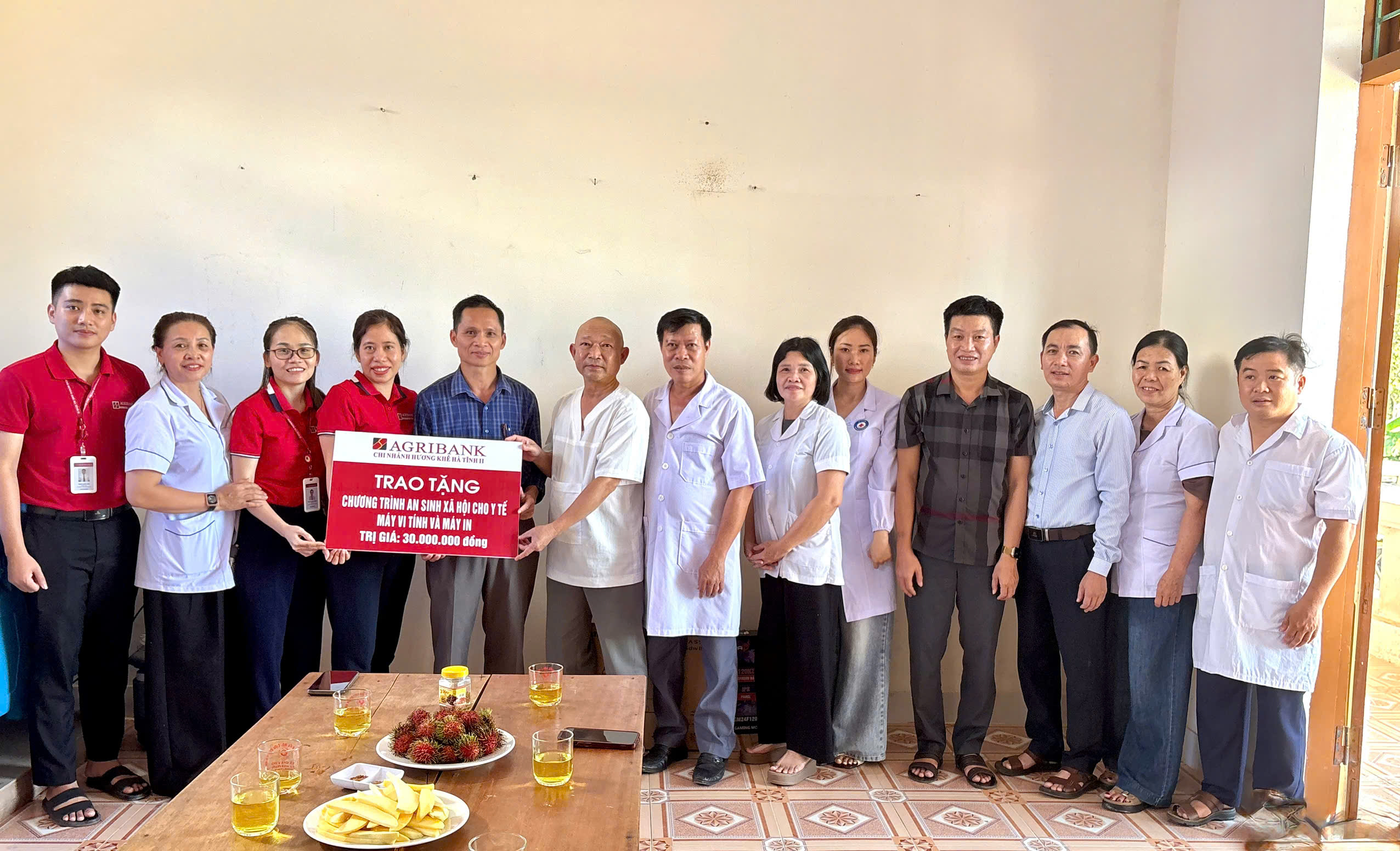 Agribank Chi nhánh Hương Khê Hà Tĩnh II trao tặng trang thiết bị tin học cho Trạm Y tế xã Hương Phố