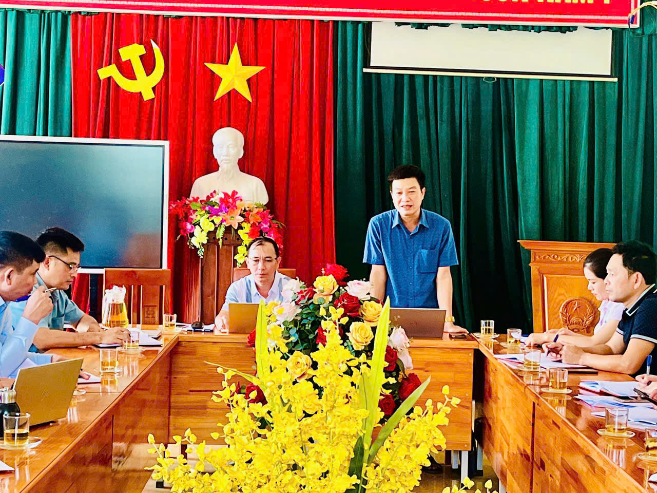 Xã Hương Phố làm việc với các trường học về xây dựng trường chuẩn và chuẩn bị năm học mới