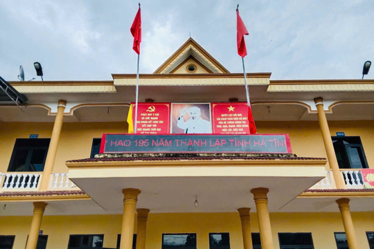 Hương Phố phát động treo cờ Đảng, cờ Tổ quốc chào mừng các ngày lễ lớn