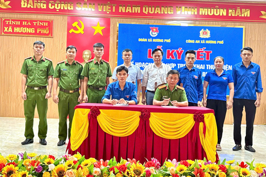 Đoàn xã Hương Phố và Công an xã ký kết phối hợp triển khai mô hình “Cùng em tiến bước”; tuyên truyền, phổ biến, giáo dục pháp luật cho đoàn viên, thanh thiếu niên trên địa bàn.