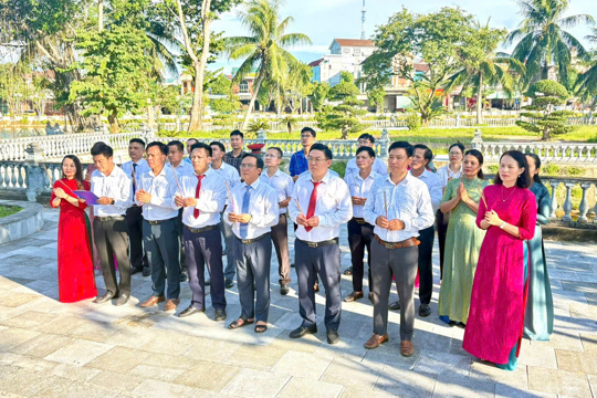 Lãnh đạo xã Hương Phố trang nghiêm tổ chức chuỗi hoạt động dâng hương, báo công dâng Bác nhân kỷ niệm 81 năm cách mạng tháng Tám và Quốc khánh 2/9  