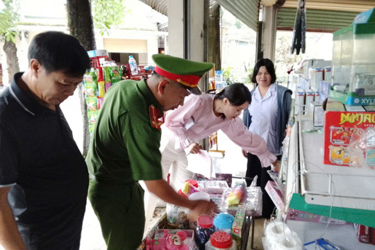 Hương Phố ra quân kiểm tra an toàn thực phẩm dịp Tết Trung thu 
