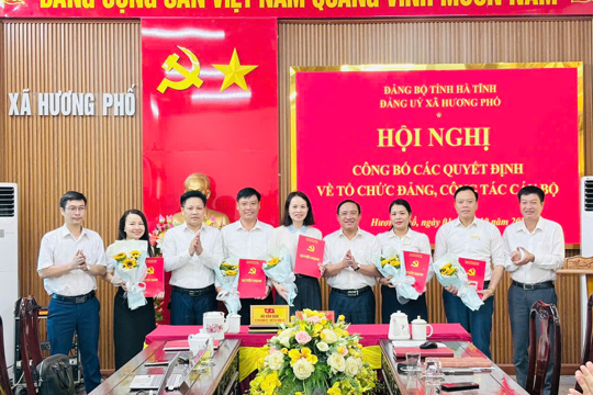 Hương Phố công bố các quyết định về sắp xếp tổ chức Đảng và công tác cán bộ