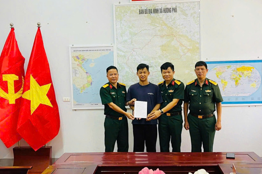 Ban Chỉ huy Quân sự xã Hương Phố tiếp nhận đơn tình nguyện nhập ngũ của thanh niên địa phương