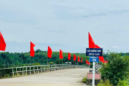 Hương Phố rực rỡ cờ Đảng, cờ Tổ quốc chào mừng Quốc khánh 2/9 