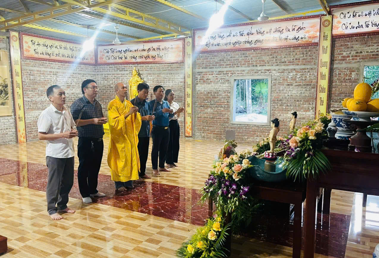 Lãnh đạo xã Hương Phố thăm, chúc mừng chùa Long Sơn Tự nhân Đại lễ Phật đản và An cư kiết hạ năm 2026