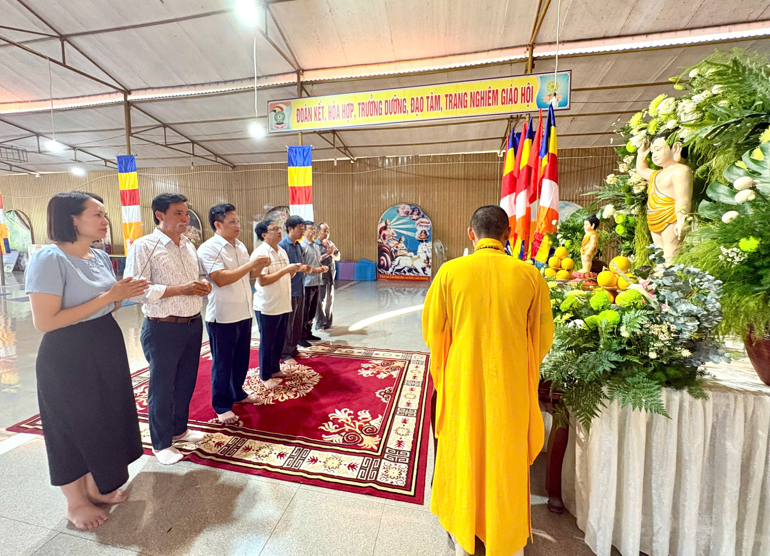Lãnh đạo xã Hương Phố thăm, chúc mừng Đại lễ Phật đản PL.2570 - DL.2026 tại Chùa Phúc Linh