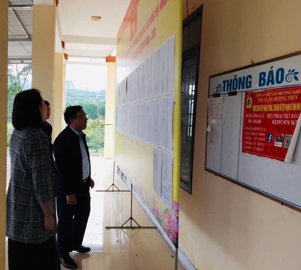 Đồng chí Bí thư Đảng ủy xã Hương Phố kiểm tra việc niêm yết danh sách cử tri theo Luật định và công tác chuẩn bị tại các Khu vực bỏ phiếu 