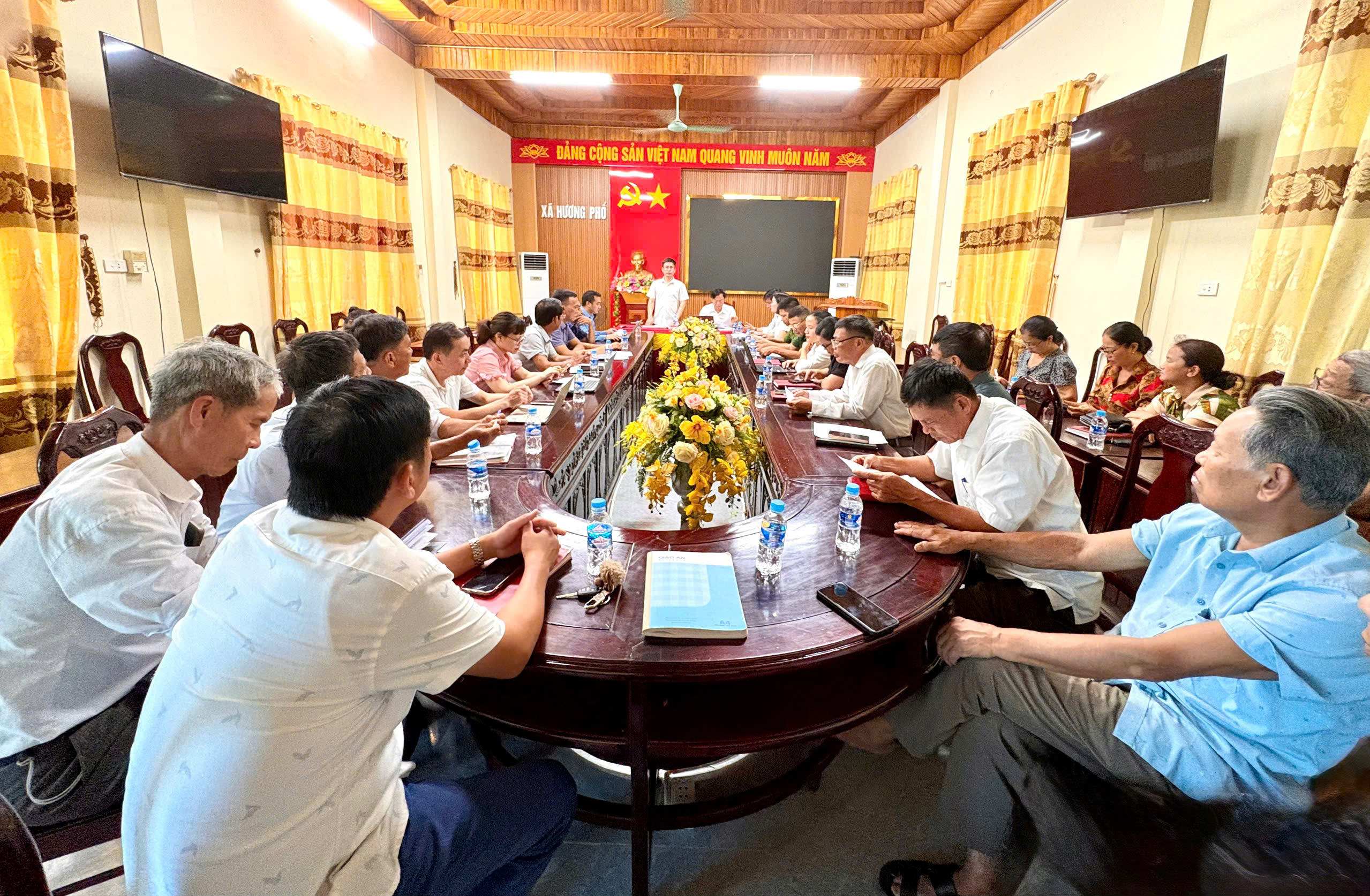 Tổ tuyên truyền, vận động GPMB xã Hương Phố họp triển khai công tác bàn giao mặt bằng dự án nâng cấp tuyến đường LX08