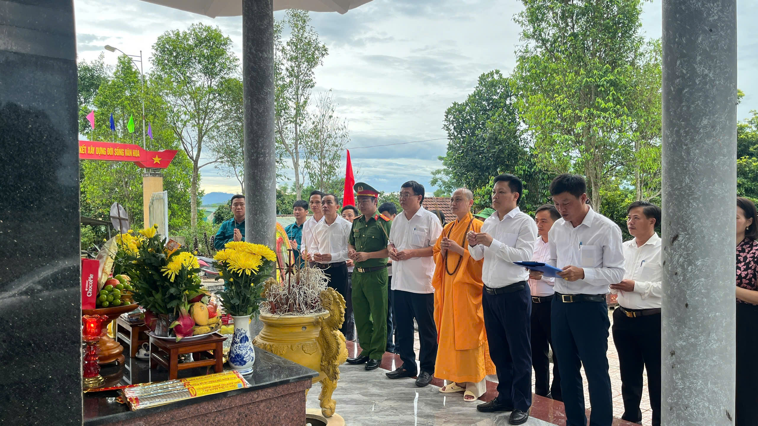 XÃ HƯƠNG PHỐ TỔ CHỨC DÂNG HOA, THẮP HƯƠNG TƯỞNG NIỆM NHÂN KỶ NIỆM 78 NĂM NGÀY THƯƠNG BINH – LIỆT SỸ (27/7/1947 – 27/7/2025)