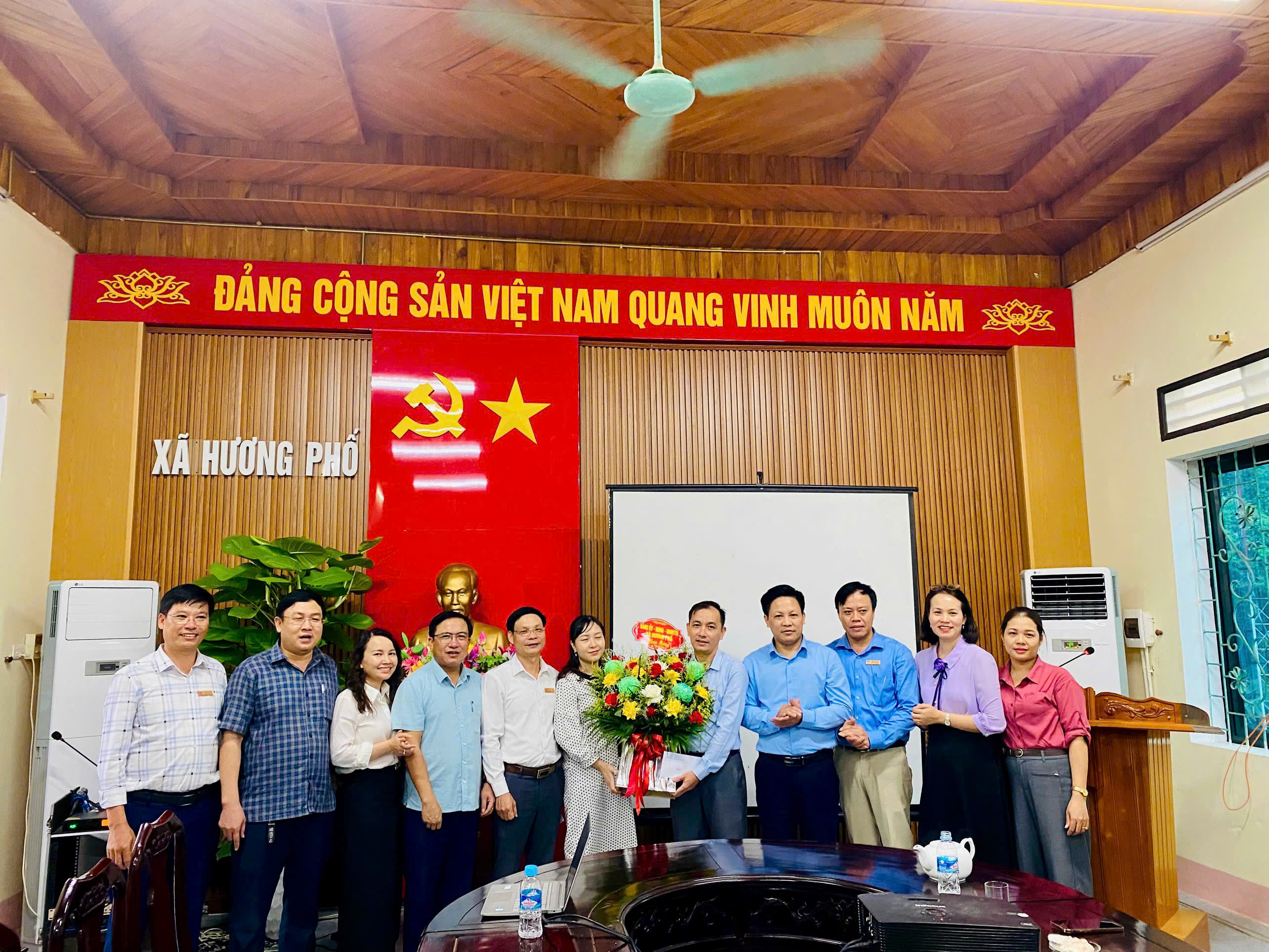 UBND XÃ HƯƠNG PHỐ TỔ CHỨC GẶP MẶT NHÂN NGÀY TRUYỀN THỐNG MỘT SỐ NGÀNH