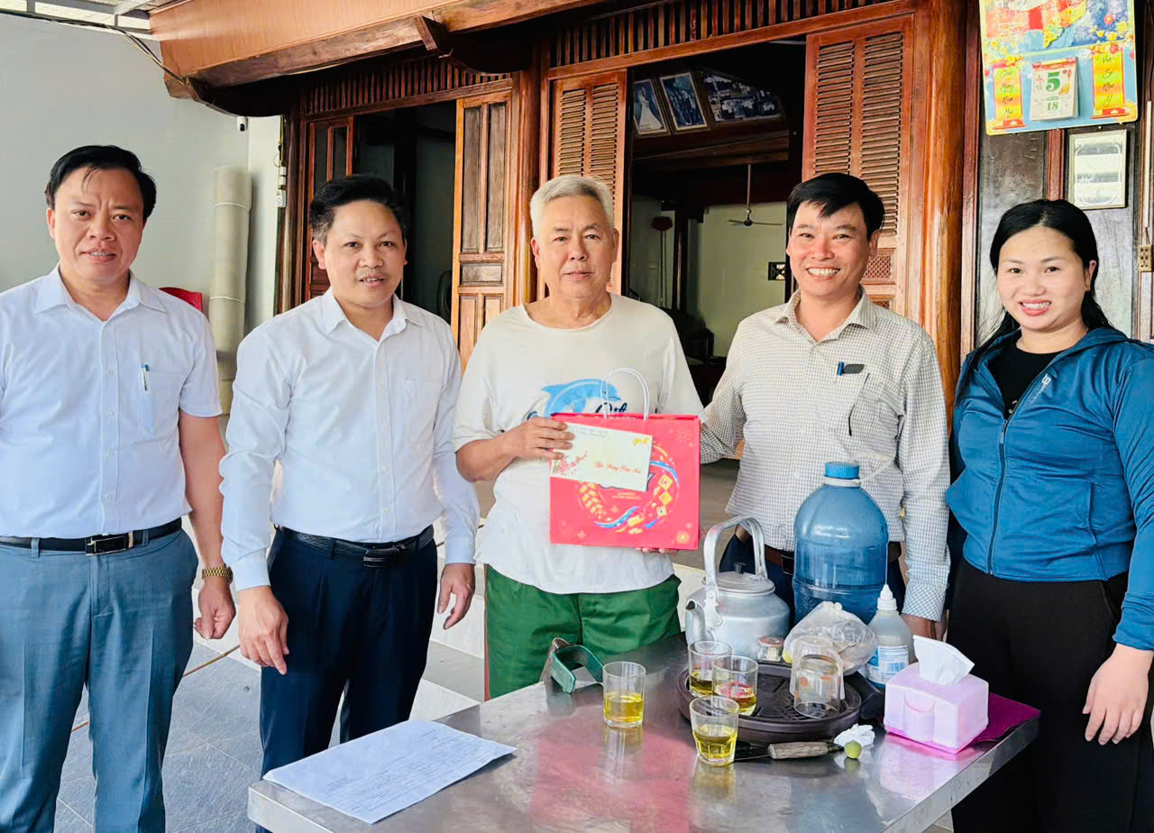 Đồng chí Phan Văn Long- Phó Bí thư Thường trực Đảng ủy thăm, tặng quà Tết cho các gia đình chính sách và đảng viên có hoàn cảnh khó khăn 