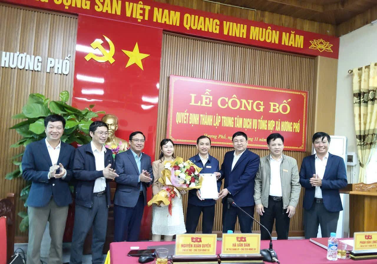 ĐẢNG ỦY XÃ HƯƠNG PHỐ TỔ CHỨC LỄ CHÀO CỜ THÁNG 11/2025 VÀ CÔNG BỐ QUYẾT ĐỊNH THÀNH LẬP TRUNG TÂM DỊCH VỤ TỔNG HỢP XÃ 