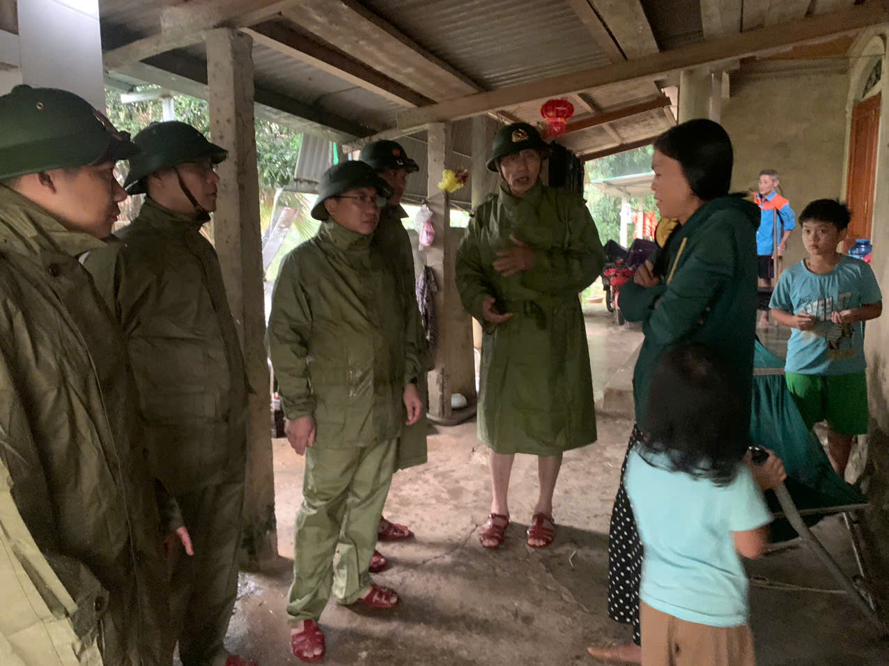 Lãnh đạo xã Hương Phố trực tiếp chỉ đạo sơ tán nhân dân tại các khu vực nguy cơ sạt lở, ngập lụt do bão số 5