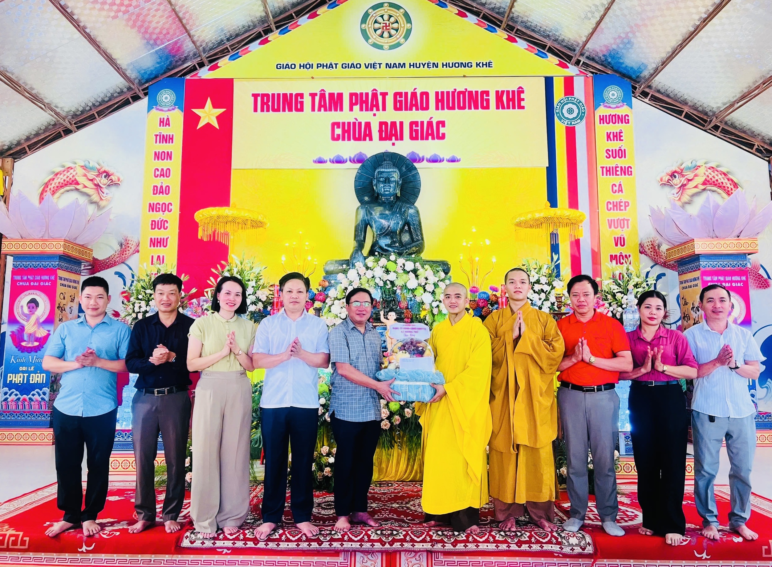  Lãnh đạo xã Hương Phố dâng hương, chúc mừng Đại lễ Phật đản tại Chùa Đại Giác