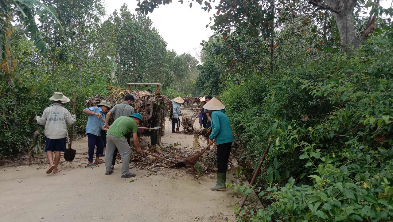 CÁN BỘ VÀ NHÂN DÂN XÃ HƯƠNG PHỐ RA QUÂN DỌN VỆ SINH MÔI TRƯỜNG CHÀO MỪNG THÀNH CÔNG ĐẠI HỘI ĐẢNG BỘ TỈNH LẦN THỨ XX VÀ KHẮC PHỤC HẬU QUẢ BÃO SỐ 10 