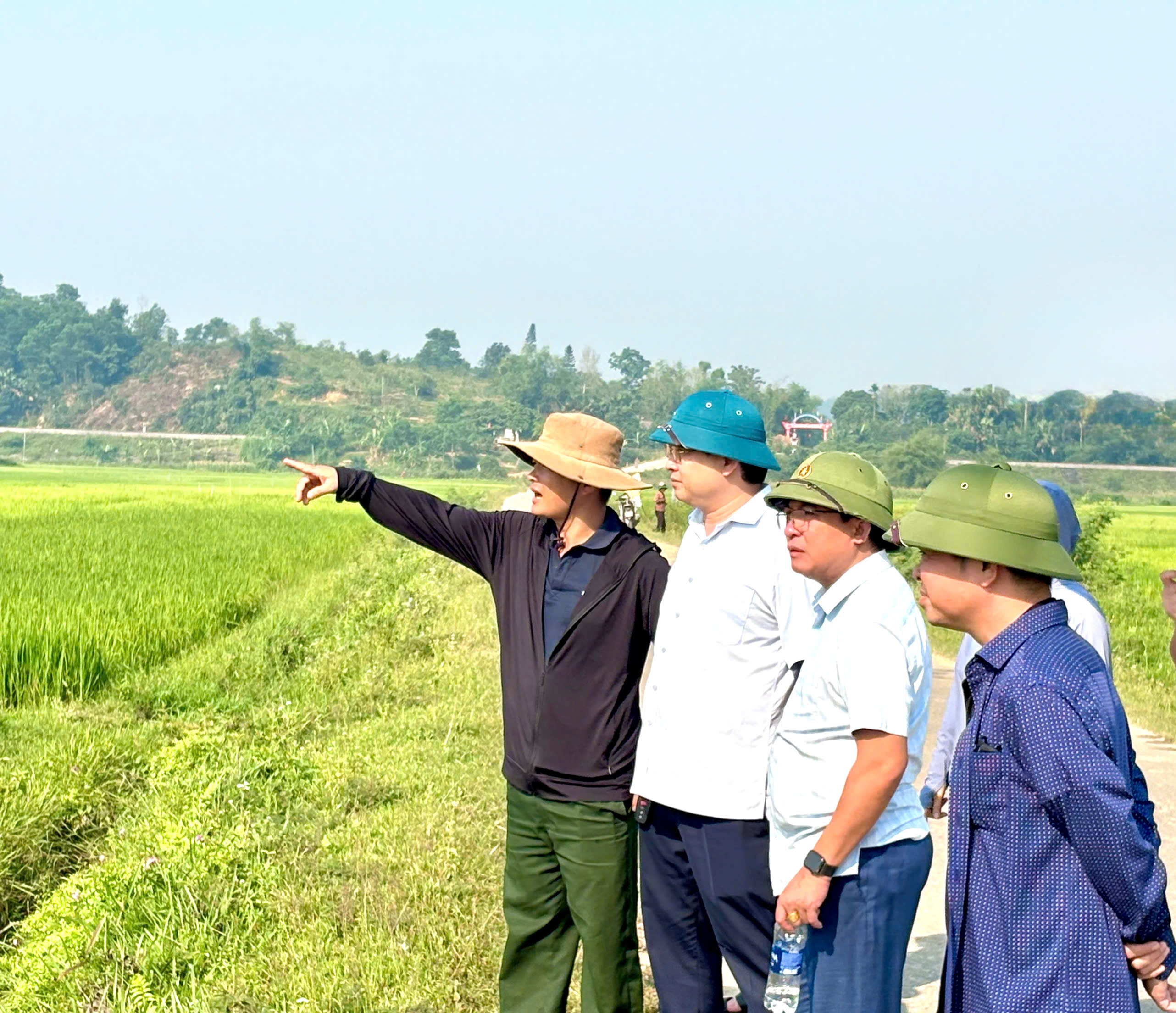 Hương Phố: Kiểm tra đồng ruộng vụ Xuân, chỉ đạo khắc phục thiếu nước cuối kênh 