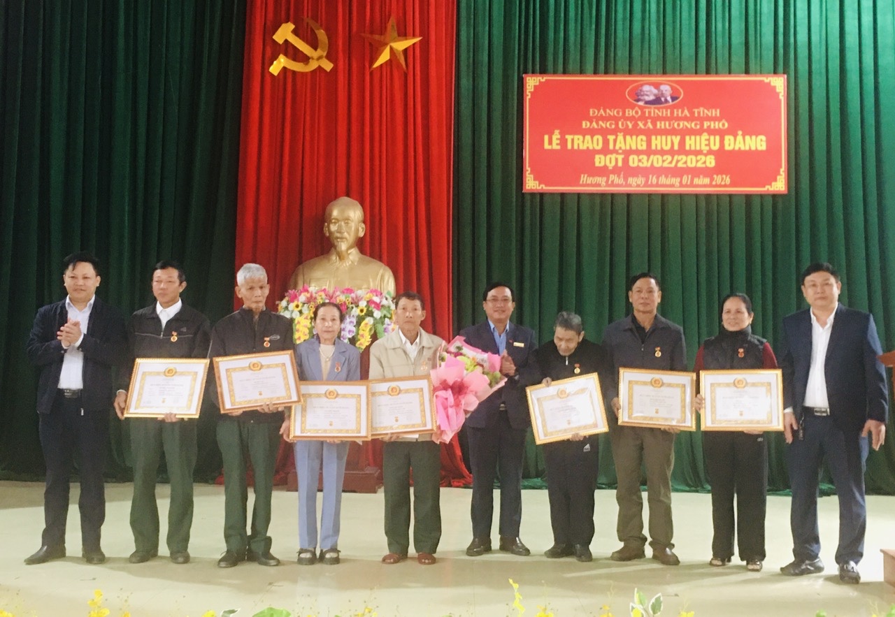 Ban Thường vụ Đảng ủy xã Hương Phố trao tặng Huy hiệu Đảng đợt 3/2 cho 9 đảng viên 