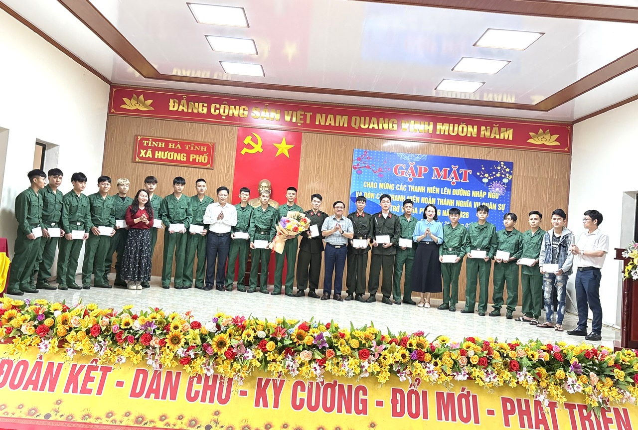   Xã Hương Phố gặp mặt chào mừng 21 thanh niên lên đường nhập ngũ và đón 19 quân nhân xuất ngũ về địa phương  
