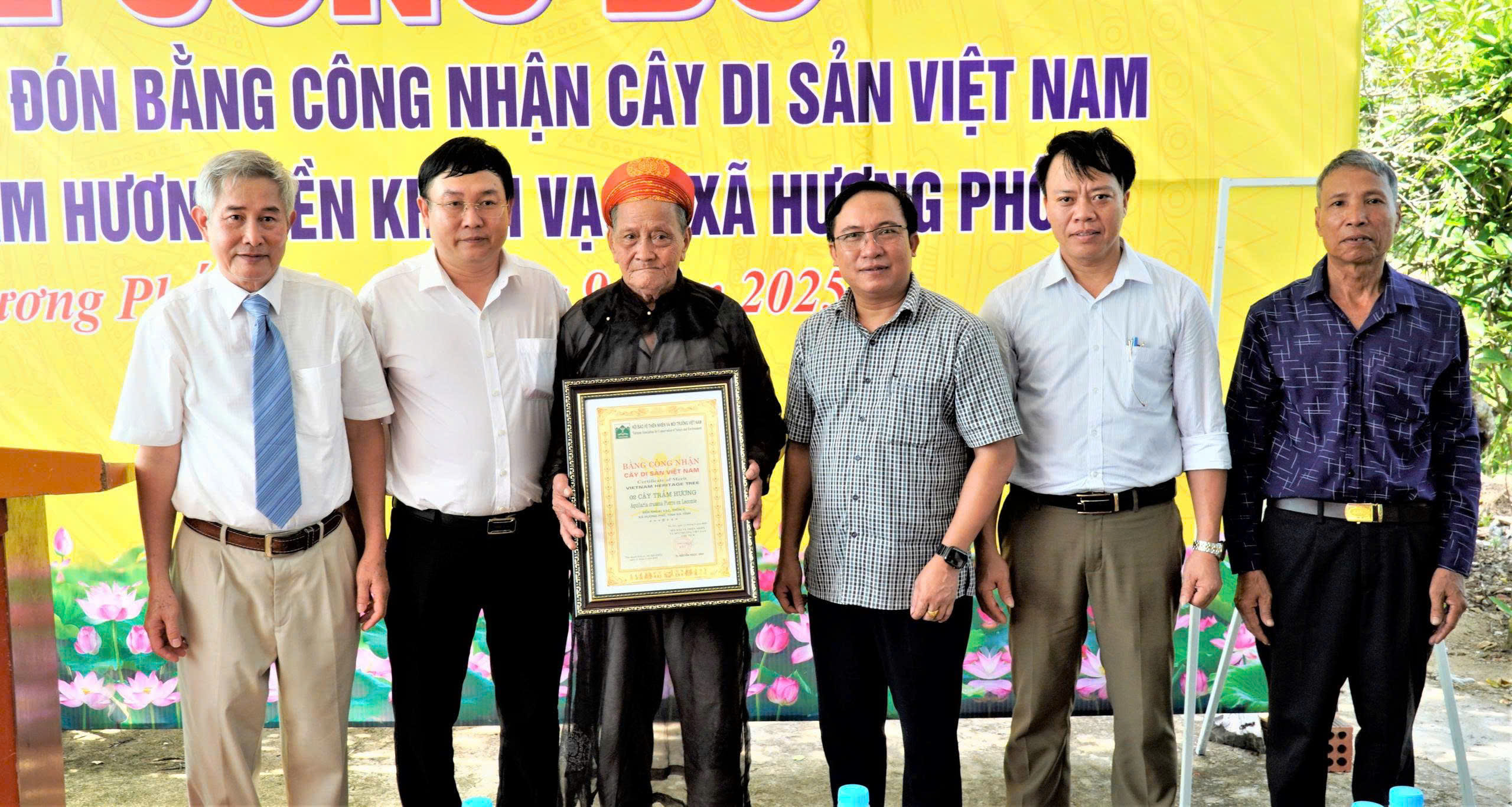 Lễ công bố và đón Bằng công nhận Cây Di sản Việt Nam tại Đền Khoai Vạc, xã Hương Phố